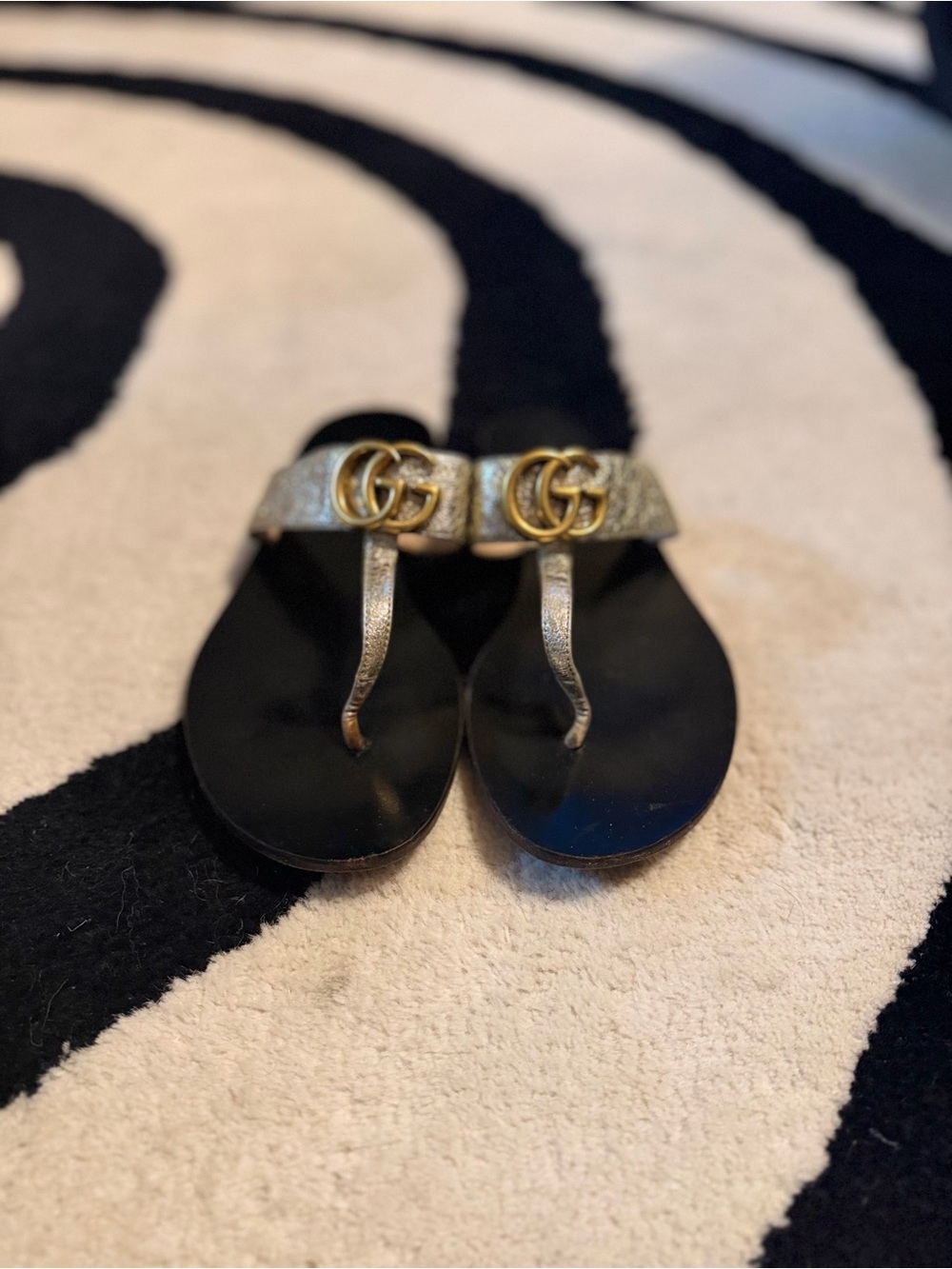 Gucci Black Footbed Gold Metallic GG Thong Sandals - Picture 4 of 4